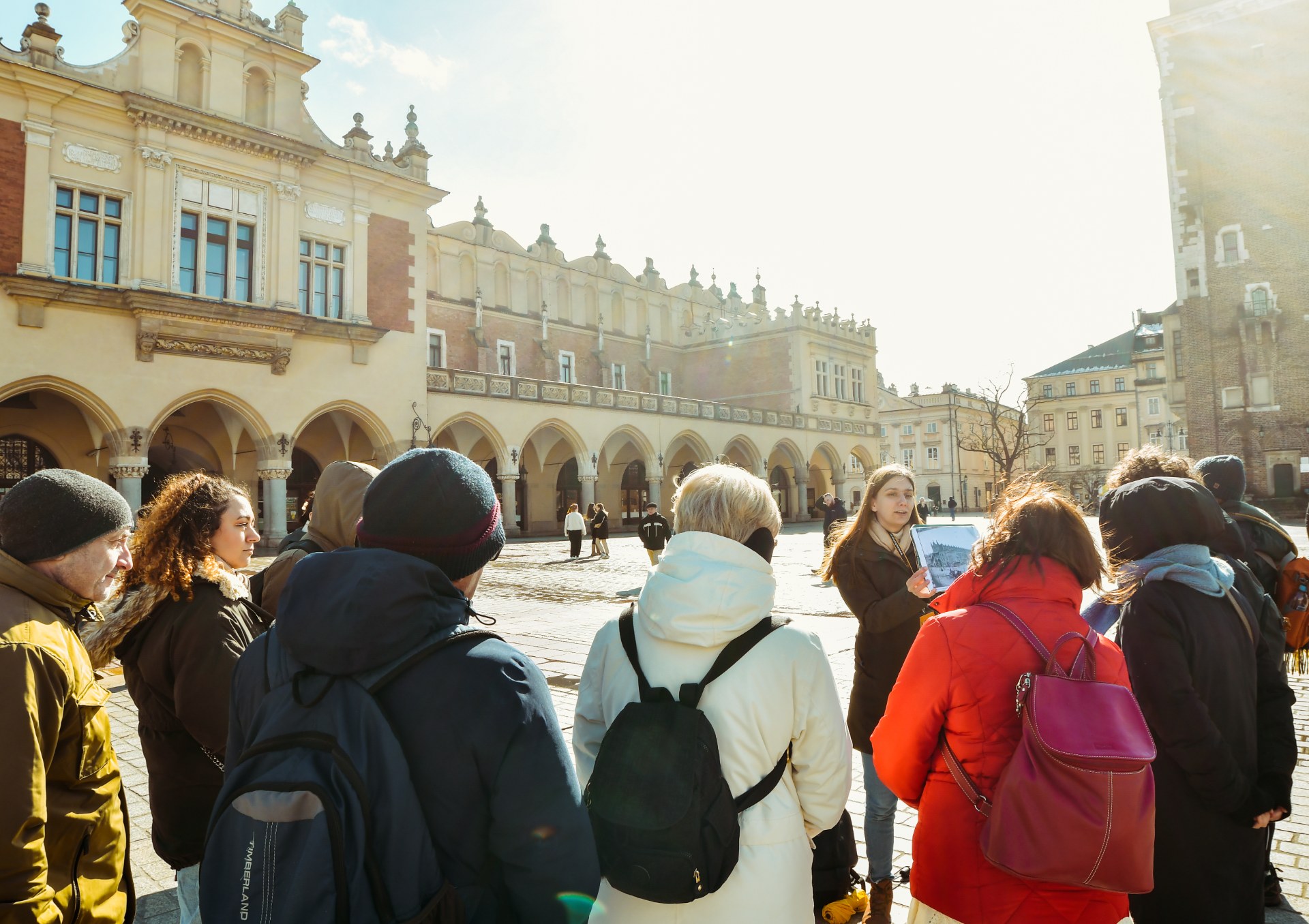 Un gruppo di giovani con una guida nella Piazza del Mercato di Cracovia